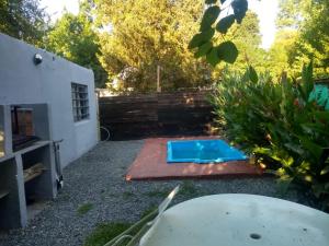 un patio trasero con piscina y valla en casa-quinta en General Rodríguez