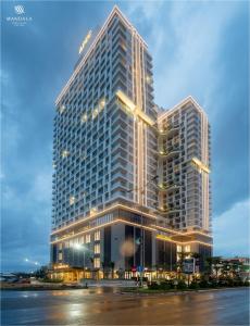 un gran edificio alto con luces. en M Continental by Mandala Phu Yen en Liên Trì (3)