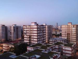 a view of a city with tall buildings at Habitaciones privadas con cama doble en Sevilla in Seville