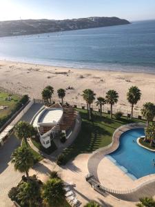 科金博的住宿－Condominio costazul La Herradura，享有海滩和游泳池的空中景致