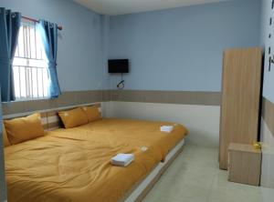 ein Schlafzimmer mit einem großen Bett in einem Zimmer in der Unterkunft NHÀ NGHỈ ANA in Cái Răng