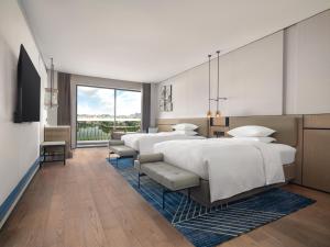 Voodi või voodid majutusasutuse Four Points by Sheraton Yangjiang City Center toas