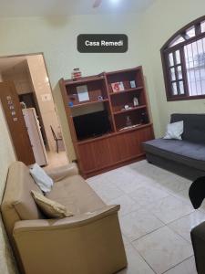 Casa Remedi في Solemar: غرفة معيشة مع أريكة وتلفزيون
