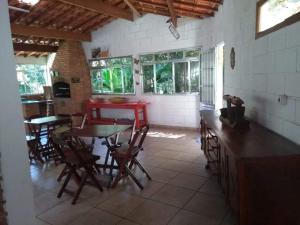 una cucina con tavolo e sedie in una stanza di Chacara Branca de Neve a Biritiba-Mirim