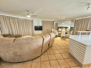 uma sala de estar com um sofá e uma mesa em Entire 2 Bedroom Apartment w/ Ocean Views em Coolum Beach