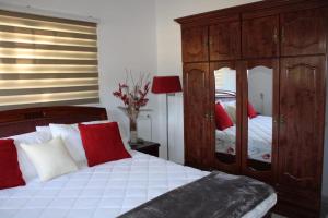 En eller flere senge i et værelse på Villa Esther two private rooms in a Vacation Villa near Blue Bay golf and beach resort