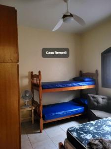 מיטה או מיטות קומותיים בחדר ב-Casa Remedi