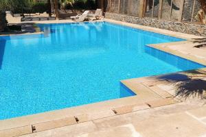 duży basen z niebieską wodą w obiekcie Luxury in the heart of Gouna w mieście Hurghada