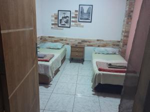 a room with two twin beds in a room at Meu Quarto no Rio de Janeiro in Duque de Caxias