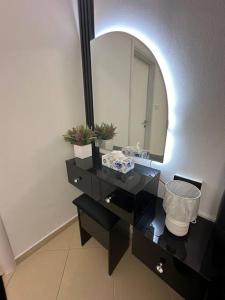 Full Marina View 2BR Luxury Apartment في دبي: حمام مع غطاء أسود مع مرآة