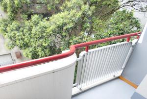 Elle comprend un balcon doté d'une balustrade rouge et blanche. dans l'établissement 渋谷駅から6分/FREEWiFi/貸切マンション一室/33㎡/可做饭/中国語&韓国語&英語, à Tokyo