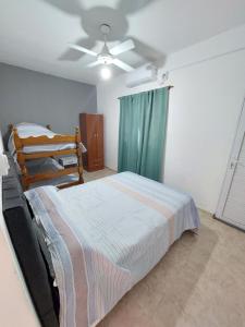 1 dormitorio con 1 cama y ventilador de techo en El Descanso en Villa Unión