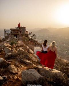twee vrouwen op een berg bij HOTEL THE PUSHKAR FLOWER in Pushkar