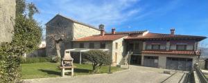 a large brick house with a yard with a statue at La lavanda di Poppi-mini appartamento in Poppi
