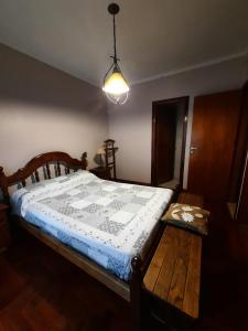 um quarto com uma cama com um edredão azul e branco em Casa a 2 cuadras de la playa em Necochea