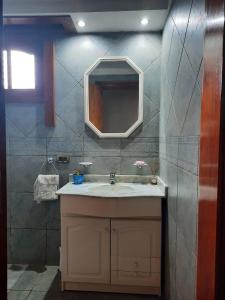 La salle de bains est pourvue d'un lavabo et d'un miroir. dans l'établissement Casa a 2 cuadras de la playa, à Necochea