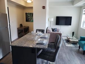 Foto dalla galleria di Luxurious Condo Apartment 2BRs-1BAs-1Office with free parking a Brampton