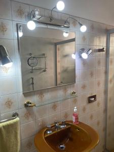 a bathroom with a sink and a mirror at RESIDENCIA-UNIV in Ciudad del Este