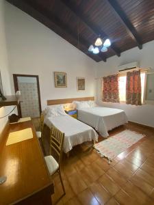 een slaapkamer met 2 bedden en een tafel bij RESIDENCIA-UNIV in Ciudad del Este