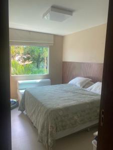 CairuにあるGamboa Village House Lifeのベッドルーム(大型ベッド1台、窓付)