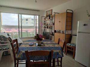 Kuchyňa alebo kuchynka v ubytovaní Appartement en front de mer avec garage, WIFI et grand balcon - Saint-Hilaire-de-Riez - FR-1-652-31 + 19 fotografií