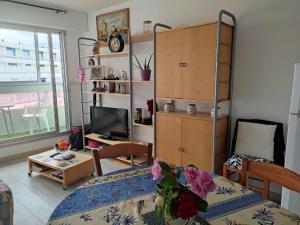 Televízia a/alebo spoločenská miestnosť v ubytovaní Appartement en front de mer avec garage, WIFI et grand balcon - Saint-Hilaire-de-Riez - FR-1-652-31