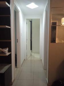 um corredor de um quarto com piso branco em Apartamento em Salvador em Salvador