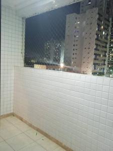 biała ściana wyłożona kafelkami z widokiem na miasto w obiekcie Apartamento em Salvador w mieście Salvador