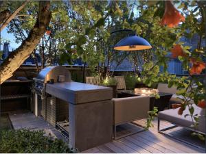 a backyard with a grill and a table and chairs at Stunning 3 bedroom, 3 bathroom duplex with terrace in London