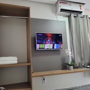 a flat screen tv hanging on a wall at Apartamento mobilhado,5 minutos do aeroporto in Marabá