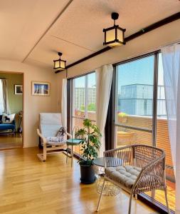 a living room with chairs and a large window at 新宿区早稻田地铁6分钟两室景观公寓 in Tokyo