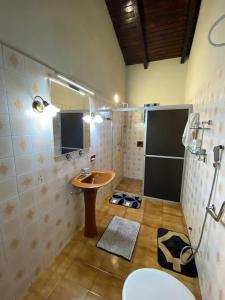 een badkamer met een wastafel, een douche en een toilet bij RESIDENCIA-UNIV in Ciudad del Este