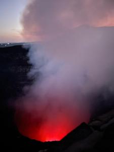 ein Vulkanausbruch mit roter Lava in der Unterkunft HOSTAL CASA PILAR in Masaya
