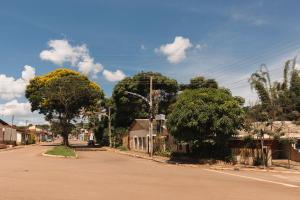 una calle vacía en un pequeño pueblo con árboles en Oásis - charme e aconchego, perto de tudo!, en Alto Paraíso de Goiás