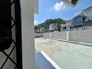 einen Außenblick auf ein Gebäude mit einer Betonterrasse in der Unterkunft Gioia2Home 5 mins to Taiping/Kamunting in Taiping