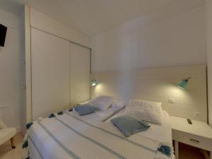 um quarto com uma cama com duas almofadas em Maison Châtelaillon-Plage, 4 pièces, 6 personnes - FR-1-706-15 em Châtelaillon-Plage