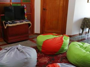 a living room with two bean bags and a tv at Finca villa carolina, eje cafetero in La Floresta