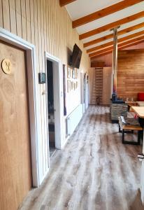 Habitación vacía con suelo de madera y pasillo en Casa Malalcahuello Corralco, en Malalcahuello