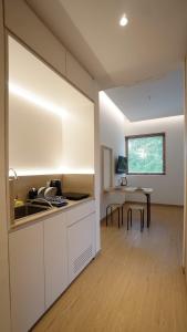 uma cozinha com um lavatório e uma mesa num quarto em ManukabyHavis Boutique Hotel em Nagoya