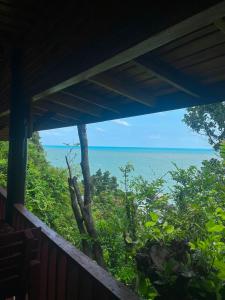vistas al océano desde el porche de una casa en Mai Pen Rai Bungalows en Than Sadet Beach