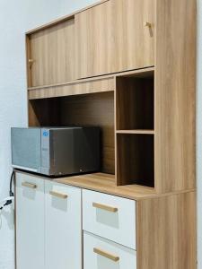 microondas en un armario de madera con horno microondas en Vivienda Céntrica privada en Escuintla