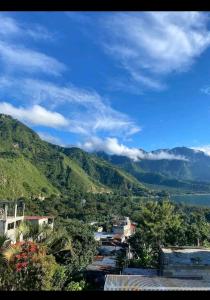 uma vista para uma cidade com uma montanha e um lago em POSADA DOÑA ELENA LA COMADRONA em San Juan La Laguna