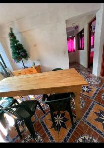 una mesa de madera y sillas en una habitación en POSADA DOÑA ELENA LA COMADRONA en San Juan La Laguna