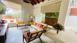a living room with a couch and a table at Pousada Verdes Encantos in Pirenópolis