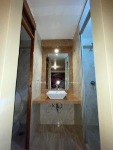een badkamer met een wastafel en een douche bij casa marfil tourist house in Cuzco