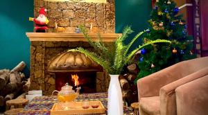 una sala de estar con un árbol de Navidad y una chimenea en Swan Sapa Hotel, en Sa Pa