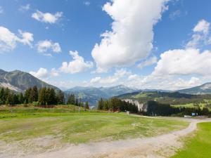 a dirt road in a field with mountains in the background at Appartement Avoriaz, 2 pièces, 5 personnes - FR-1-314-268 in Morzine