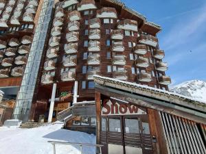 un edificio con un cartel delante en Studio Avoriaz, 1 pièce, 3 personnes - FR-1-314-281 en Morzine