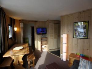uma sala de estar com uma mesa de madeira e uma televisão em Appartement Avoriaz, 3 pièces, 6 personnes - FR-1-314-249 em Morzine