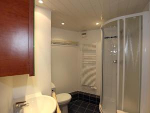 uma casa de banho com um chuveiro, um WC e um lavatório. em Appartement Avoriaz, 3 pièces, 6 personnes - FR-1-314-249 em Morzine